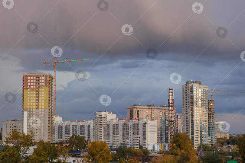 Скачать Вид на новый жилой микрорайон города Екатеринбурга. фотосток Ozero