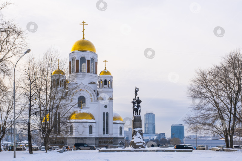 Скачать Зимний городской пейзаж. Храм на Крови в честь всех святых, в земле Русской просиявших. Памятник Уральскому комсомольцу в Екатеринбурге фотосток Ozero