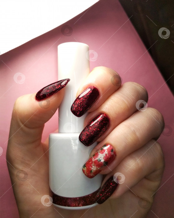 Скачать Женская рука палец черно-красный цветочный маникюр гель-лак для ногтей образец дизайна белая бутылка красота мода фото фотосток Ozero