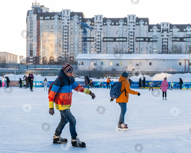 Скачать Люди на катке во второй половине дня фотосток Ozero