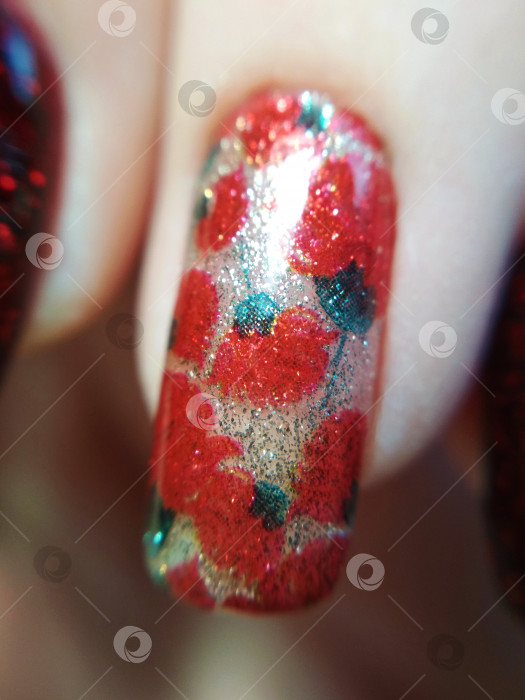 Скачать Женская рука палец цветочный цветок золотой красный зеленый маникюр гель лак для ногтей образец дизайна красота мода макро фото фотосток Ozero