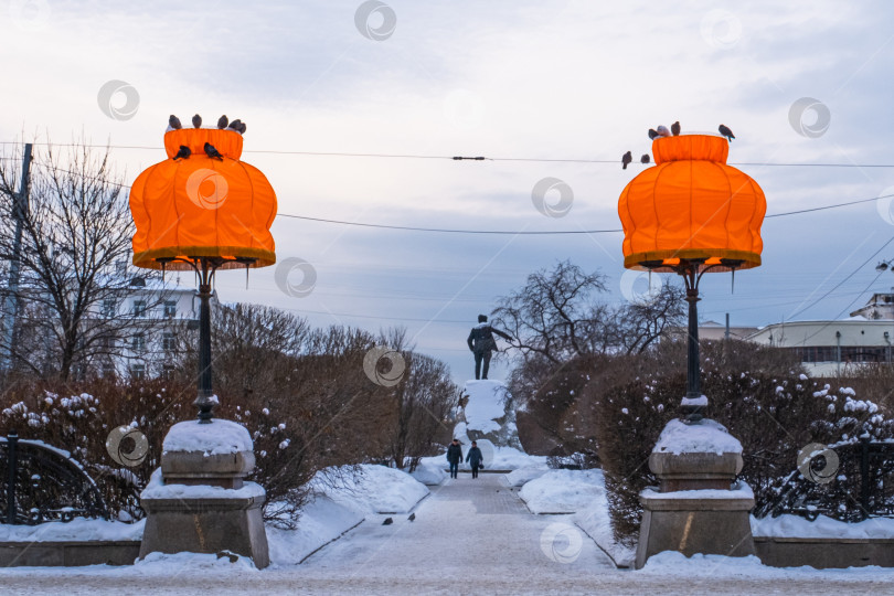 Скачать Уютные светильники на проспекте Ленина в Екатеринбурге, Россия. фотосток Ozero