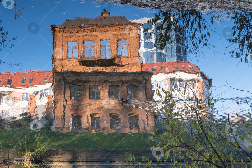 Скачать Городская архитектура отражается в реке. фотосток Ozero