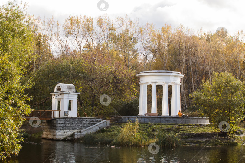 Скачать Старый парк осенью. Вид на остров с белой ротондой и аркой. фотосток Ozero