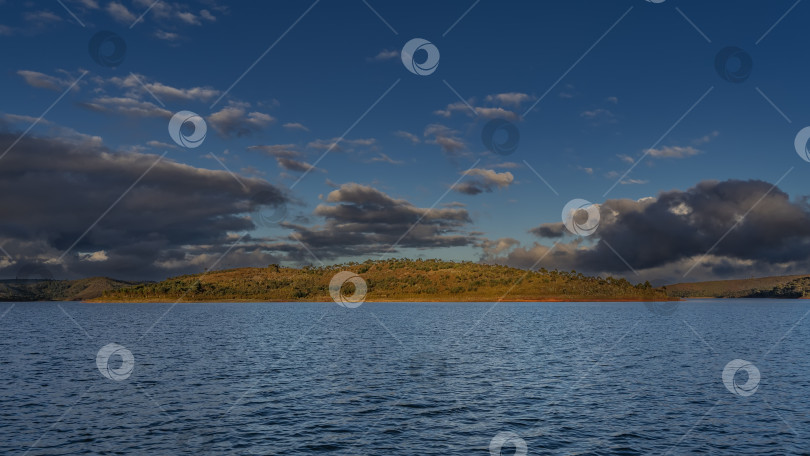 Скачать Спокойное голубое озеро. Рябь на поверхности воды. фотосток Ozero