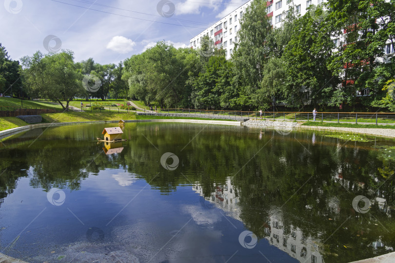 Скачать Небольшой красивый пруд. Москва. фотосток Ozero