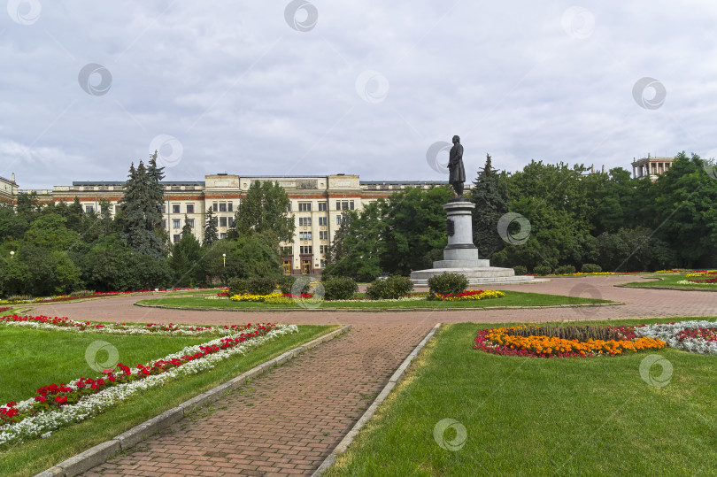 Скачать Площадь с памятником основателю Московского университета М.В. Ломоносову. фотосток Ozero