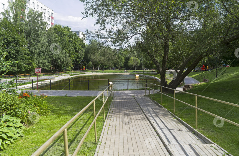 Скачать Небольшой красивый пруд. Москва. фотосток Ozero