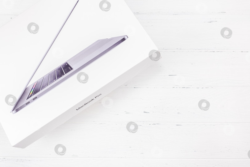 Скачать Коробка для ноутбука Apple Macbook Pro, вид сверху фотосток Ozero