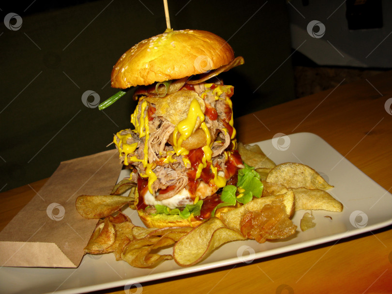 Скачать Бургер быстрого приготовления гамбургер с мясом говядина картофельные чипсы фото фотосток Ozero