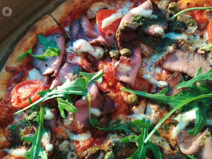 Скачать Пицца вкусного итальянского фастфуда помидоры ветчина руккола сыр грибы макро фото фотосток Ozero