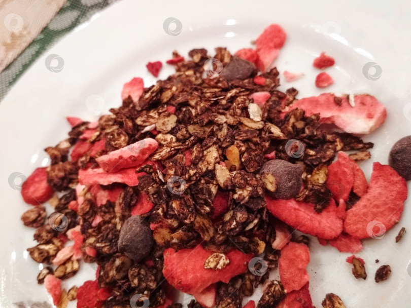 Скачать Мюсли-гранола на завтрак, закуска из сушеной клубники и ягод, здоровая еда, вкусное макро-фото фотосток Ozero