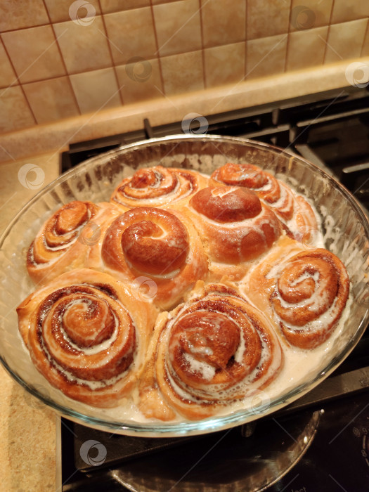 Скачать Булочка с корицей, маком, изюмом и кремовой глазурью хлебобулочное изделие вкусное десертное блюдо фото фотосток Ozero