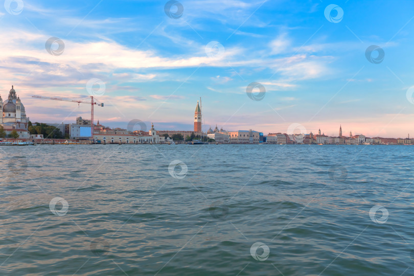Скачать Вид на море и Венецию на закате. фотосток Ozero