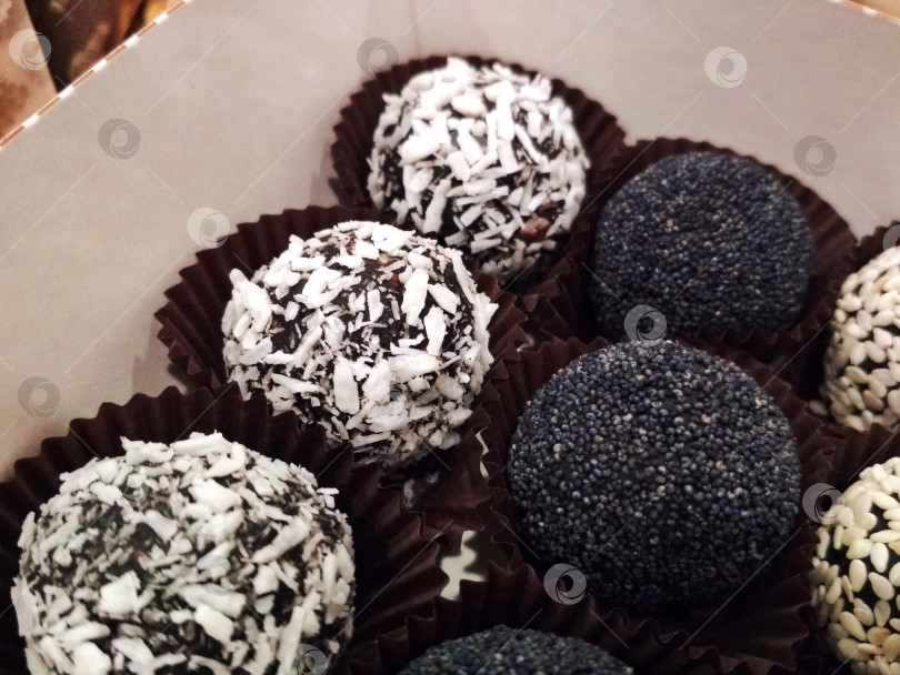 Скачать Шоколадные фруктовые конфеты кокосовая стружка мак кунжутная еда вкусный десерт макро фото фотосток Ozero