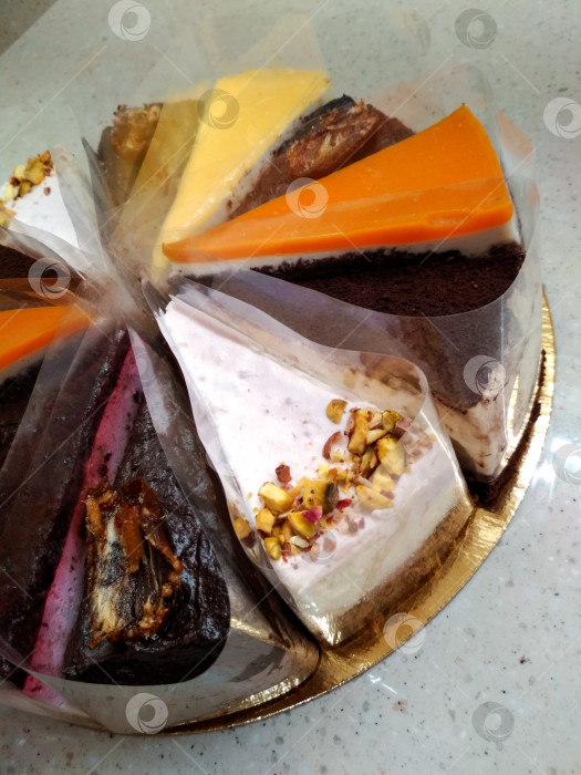 Скачать Сладкий день рождения, суфле из натурального шоколада, чизкейк, фруктовый набор для торта, вкусный десерт, фото еды фотосток Ozero
