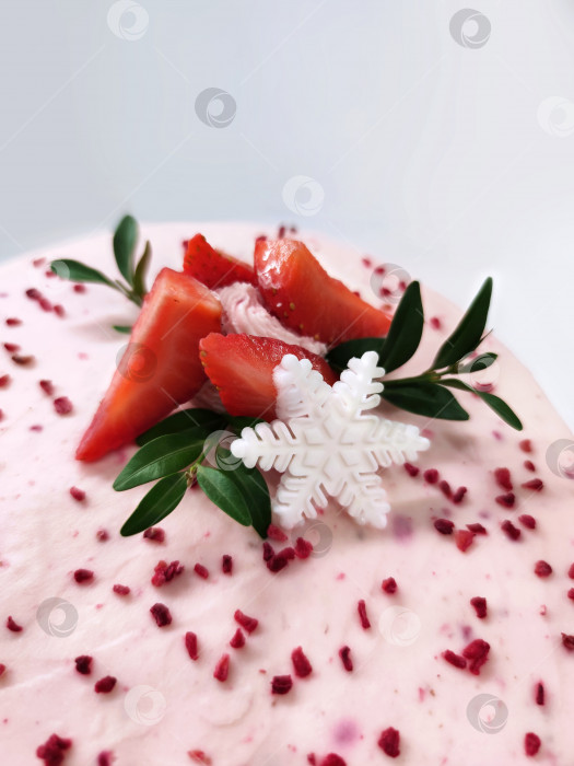 Скачать Сладкий розовый крем-сырный торт из бисквитного теста вкусный десерт с клубникой ягодой снежинкой листом веткой макро-фото еды фотосток Ozero