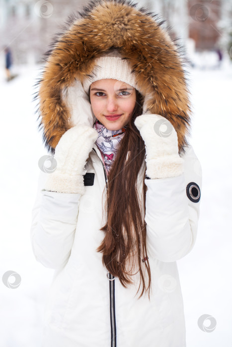 Скачать Модная молодая девушка в зимнее время фотосток Ozero