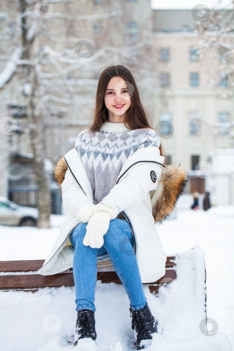 Скачать Модная молодая девушка в зимнее время фотосток Ozero