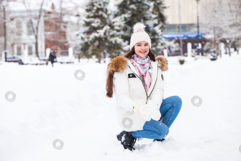 Скачать Модная молодая девушка в зимнее время фотосток Ozero