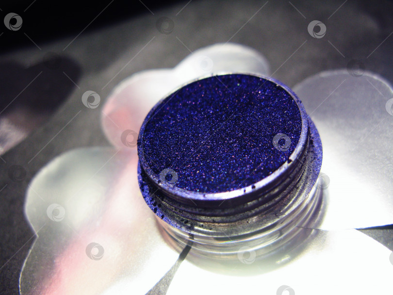 Скачать Макросъемка фиолетово-синие тени для век пигментный блеск косметический макияж фотосток Ozero
