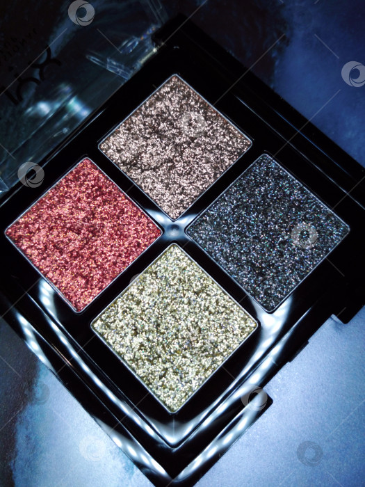 Скачать Палитра теней для век sparkle metallic shimmer glitter косметический макияж макро-фото фотосток Ozero