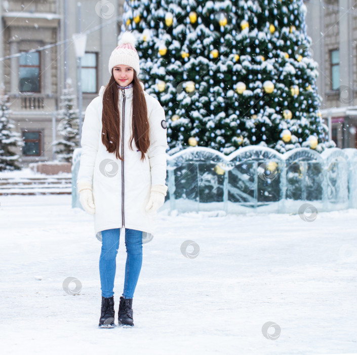 Скачать Модная молодая девушка в зимнее время фотосток Ozero