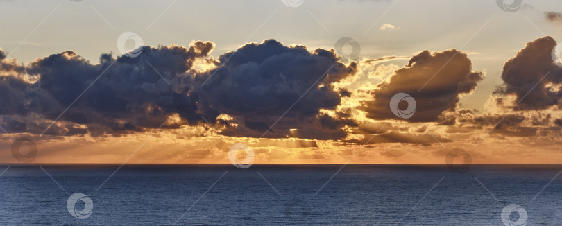 Скачать Потрясающий закат на море. Облачный пейзаж. фотосток Ozero