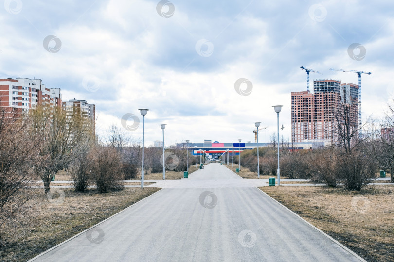 Скачать Весной на аллее городского парка нет людей из-за пандемии короновируса. Пустынная улица, Екатеринбург, Россия фотосток Ozero