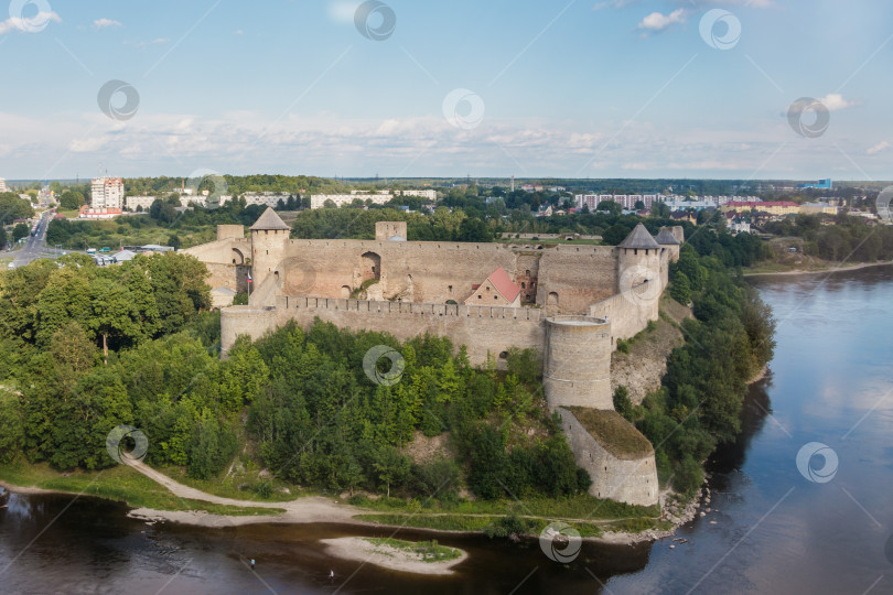 Скачать Вид на Ивангородскую крепость и город, река Нарва, Россия фотосток Ozero