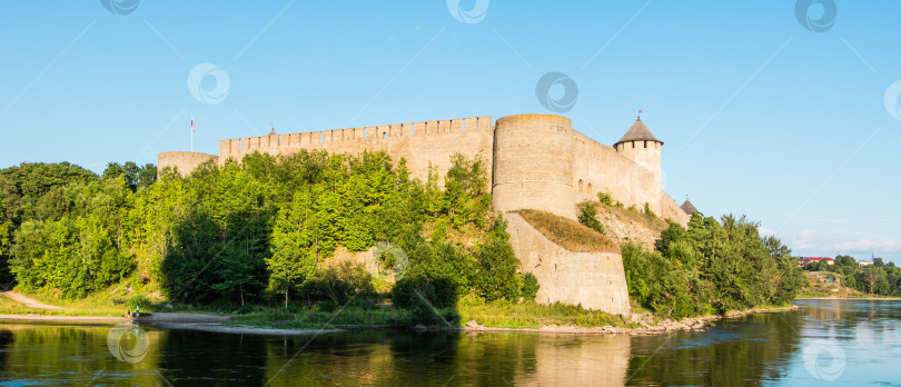 Скачать Ивангородская крепость и река Нарва, Россия фотосток Ozero