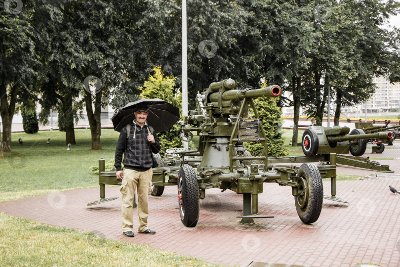 Скачать турист осматривает выставку советской военной техники времен Второй мировой войны на площади Победы в Витебске, Беларусь фотосток Ozero