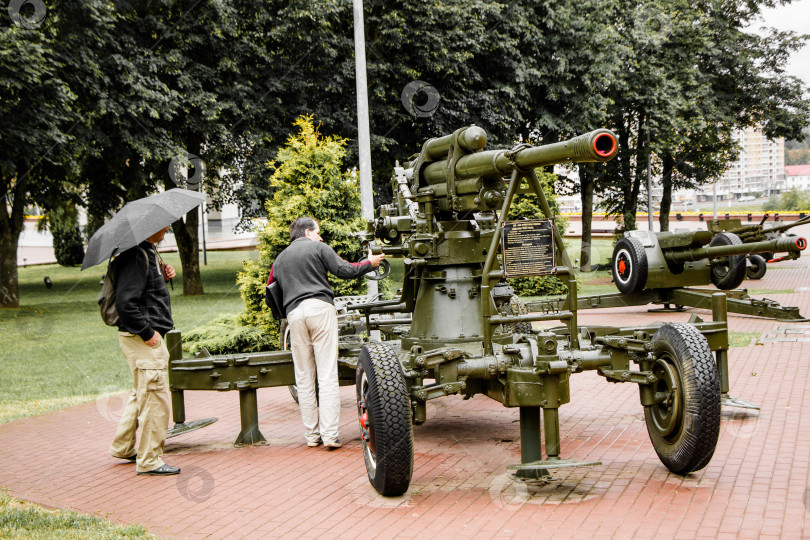 Скачать туристы осматривают выставку советской военной техники времен Второй мировой войны на площади Победы в Витебске, Беларусь фотосток Ozero