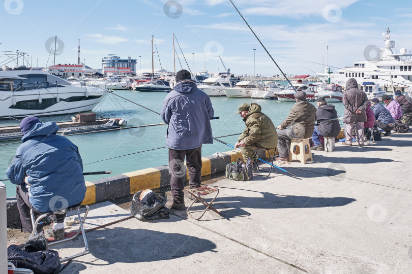 Скачать Зимой рыбаки ловят рыбу в морском порту Сочи. фотосток Ozero