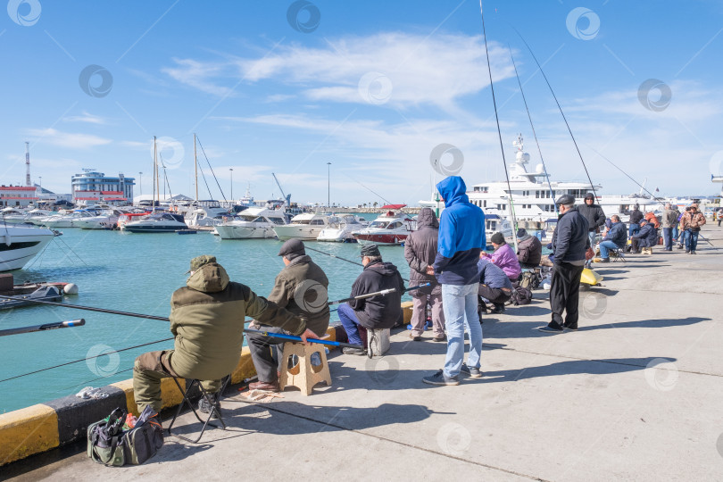 Скачать Зимой рыбаки ловят рыбу в морском порту Сочи. фотосток Ozero