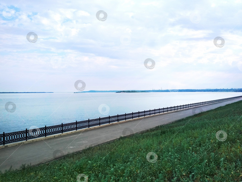 Скачать Саратов, набережная реки Волги, голубая вода, небо, летняя природа фото фотосток Ozero