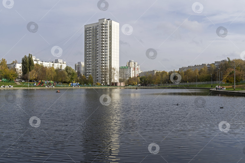 Скачать Пруд в жилом районе Москвы. фотосток Ozero