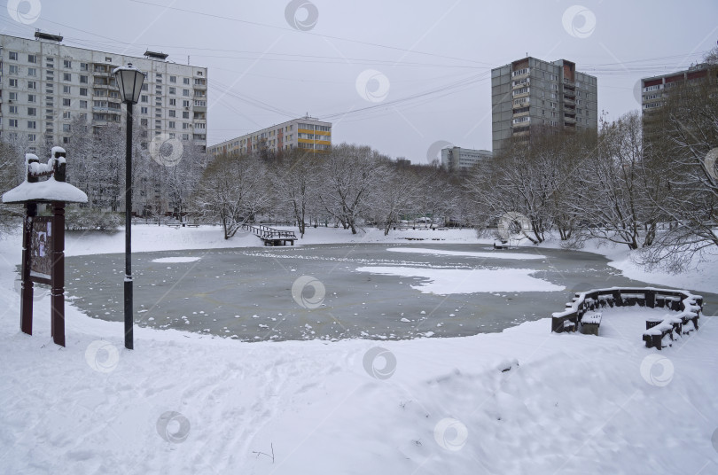 Скачать Недавно замерзший городской пруд. фотосток Ozero