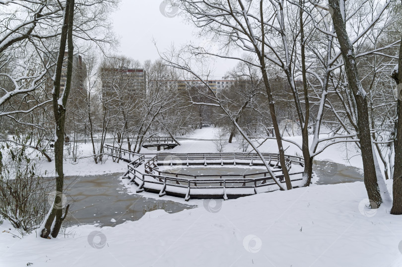 Скачать Недавно замерзший городской пруд. фотосток Ozero