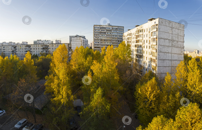 Скачать Золотая осень в спальном районе Москвы фотосток Ozero