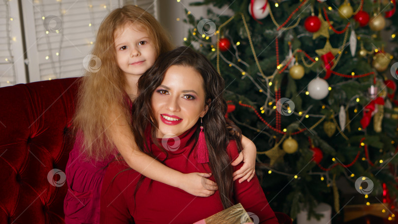 Скачать Семейное Рождество. Мать и дочь. фотосток Ozero