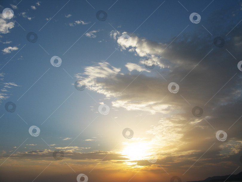 Скачать Фантастический золотой закат, горизонт, небо, облака фото фотосток Ozero