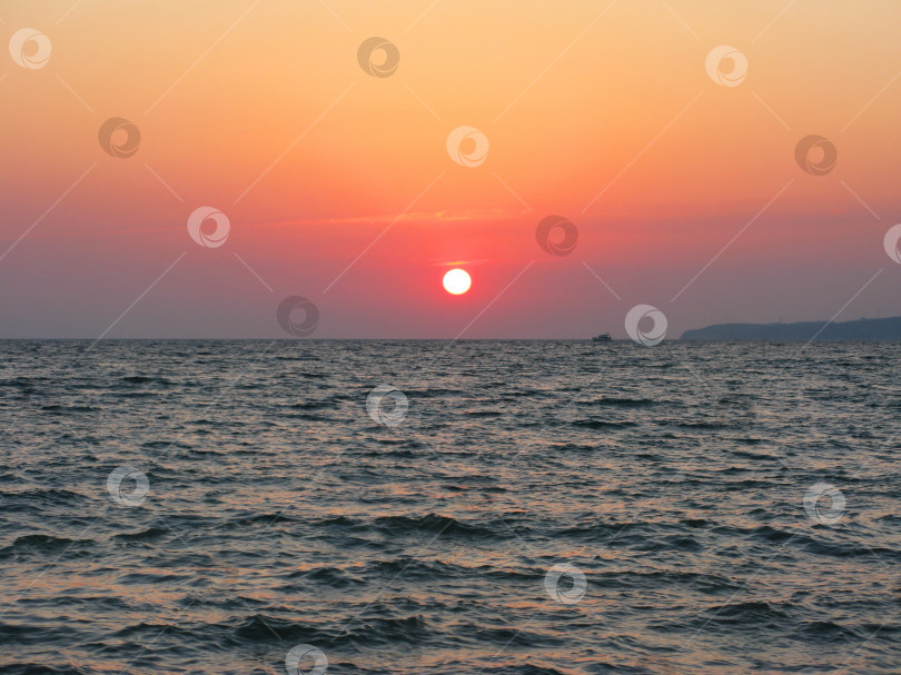 Скачать Фантастическое багровое море океан закат горизонт небо фото фотосток Ozero