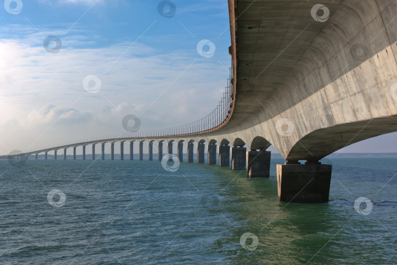 Скачать Изогнутый мост над водой фотосток Ozero