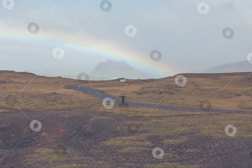 Скачать Южноисландский пейзаж с радугой фотосток Ozero