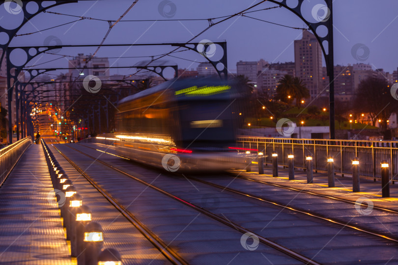 Скачать Поезд метро на мосту Дом Луис в Порту фотосток Ozero