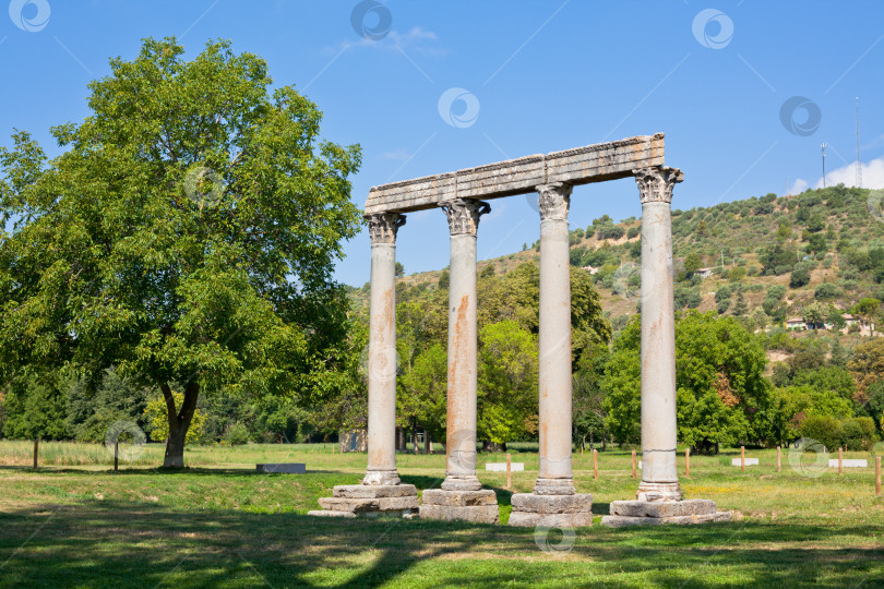 Скачать Древнеримский храм в Ризе, Франция фотосток Ozero