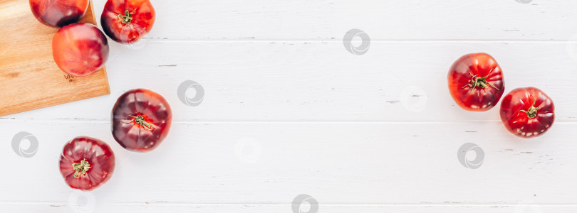 Скачать Помидоры Mar Azul на фоне белого деревянного стола фотосток Ozero