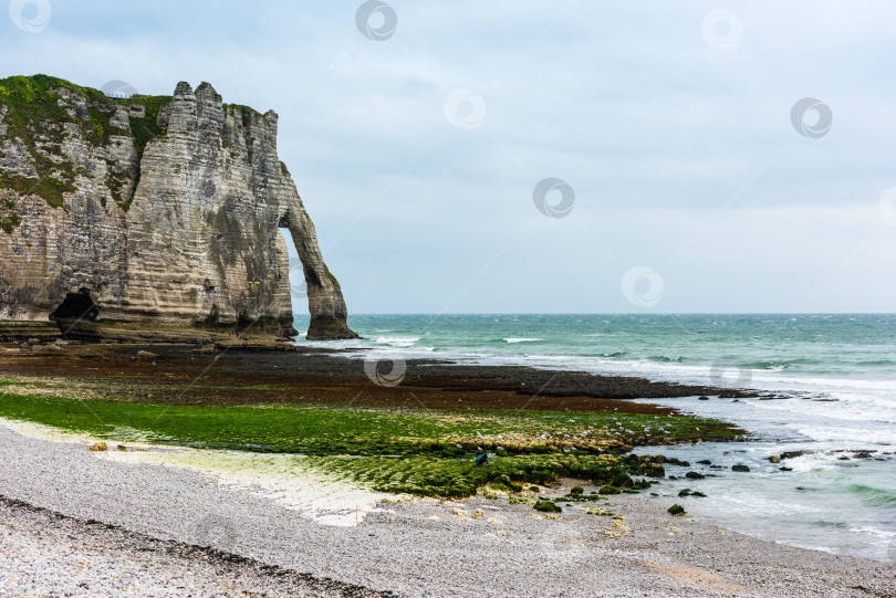 Скачать Пляж и каменные скалы в Этрета, Франция фотосток Ozero