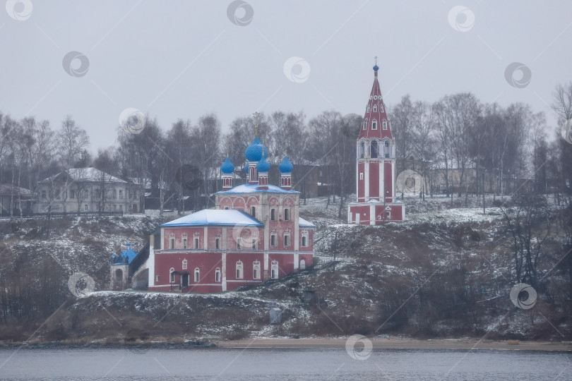 Скачать Вид на церковь Казанской иконы Божией Матери снежным вечером фотосток Ozero